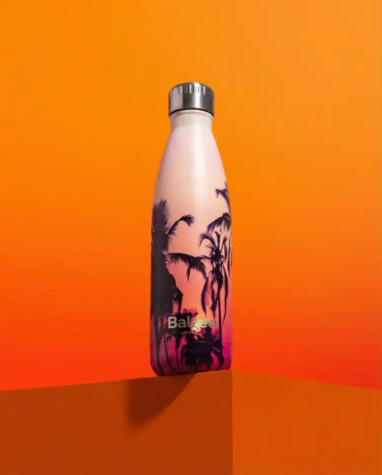 Impact écologique des bouteilles réutilisables : guide 2026 3 Bouteille isotherme Balzeo sunset sur fond orange